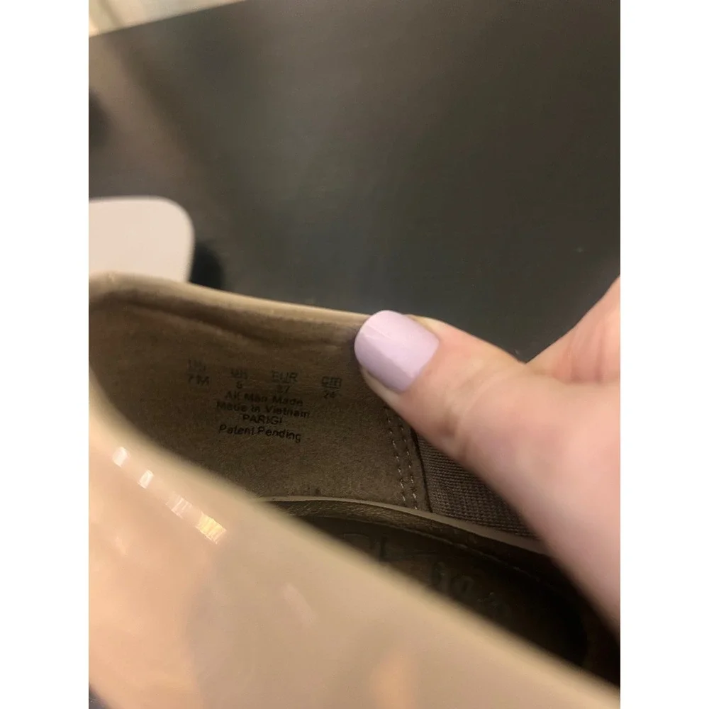 LifeStride Nude Parigi Pump Heels Size 7M Patent Office Classic